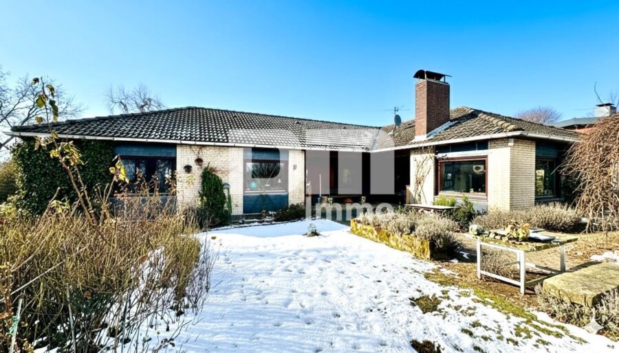 Großer altengerechter Bungalow mit großem Garten, 2 Terrassen, Garage und Einliegerbereich - Rückansicht